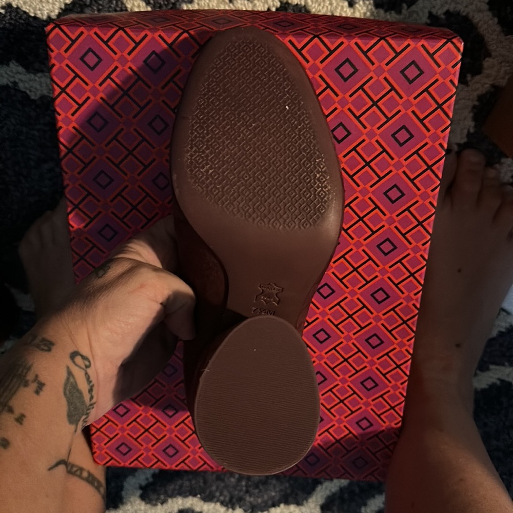 NIB never worn plum suede Tory Burch shoes size 7.5 - Picture 4 of 7